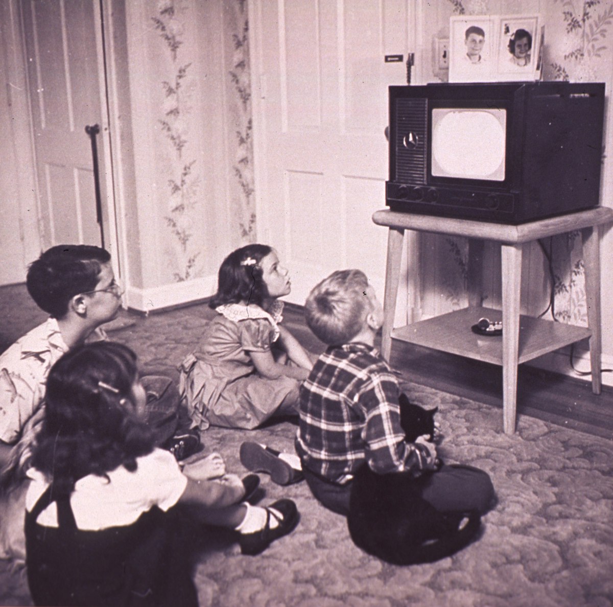 Kids gathered around a television watching their favorite 90s Nickelodeon shows after school