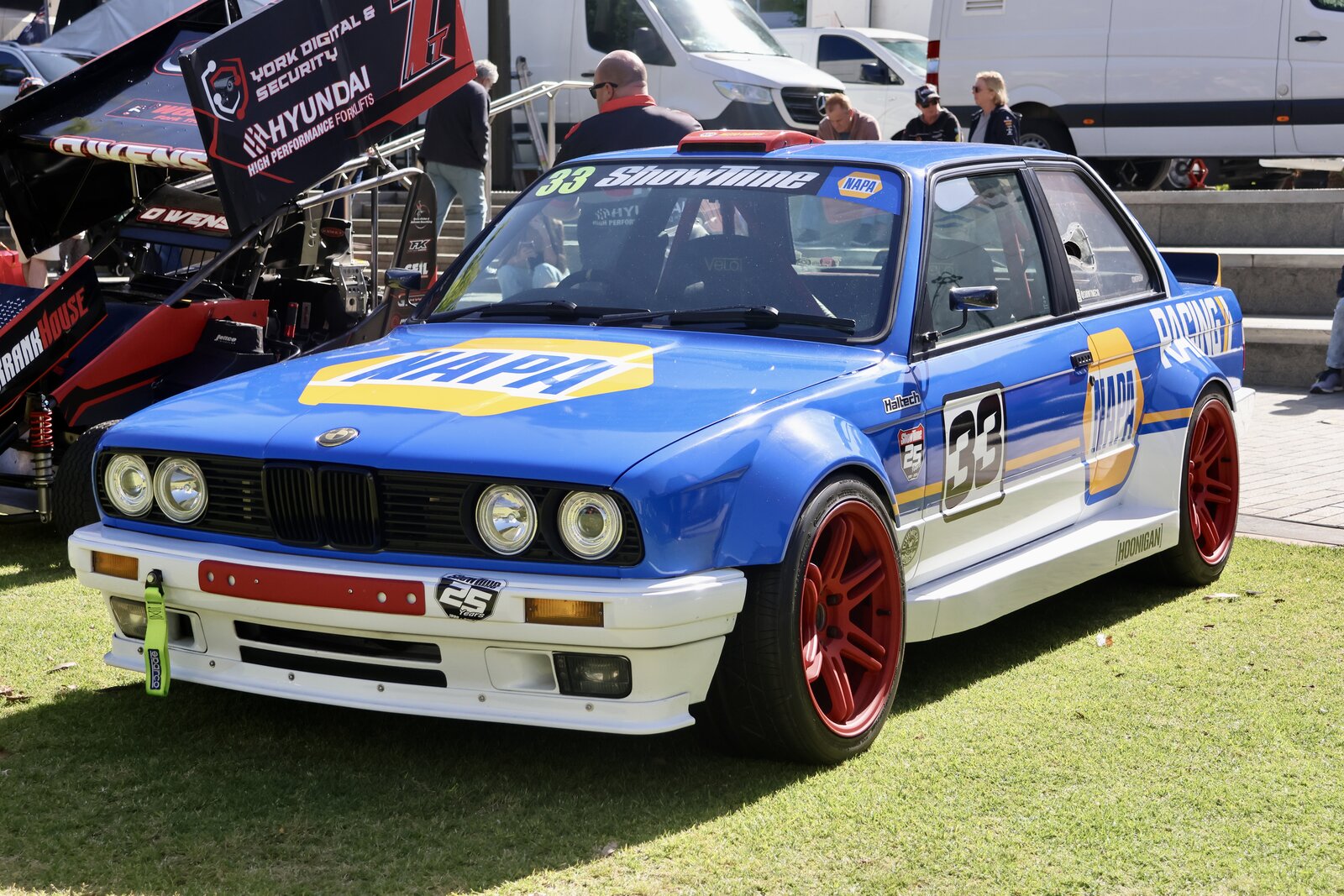 BMW E30 classic 80s car analog dashboard no touchscreen