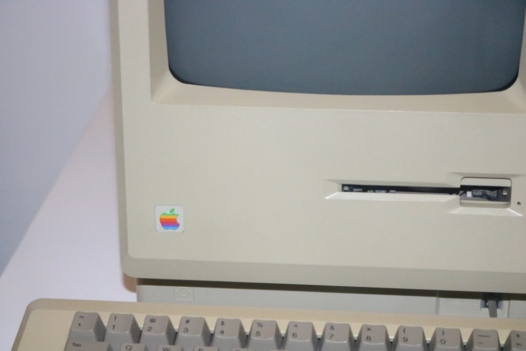 Vintage Macintosh computer from the 1990s showing the type of desktop computers used in the era of WikiWikiWeb development
