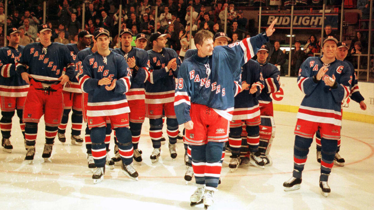 Wayne Gretzky waves to fans while standing with Rangers teammates during his 1999 farewell ceremony