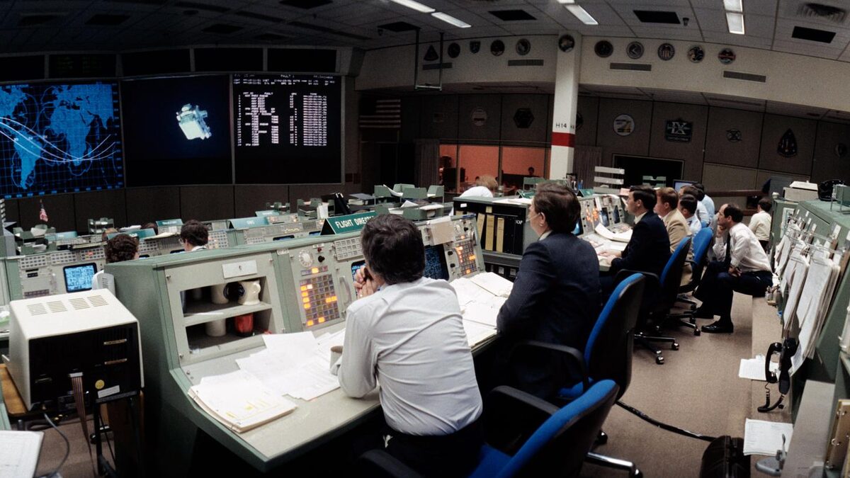 Wide view of Mission Control during STS-41C in 1984