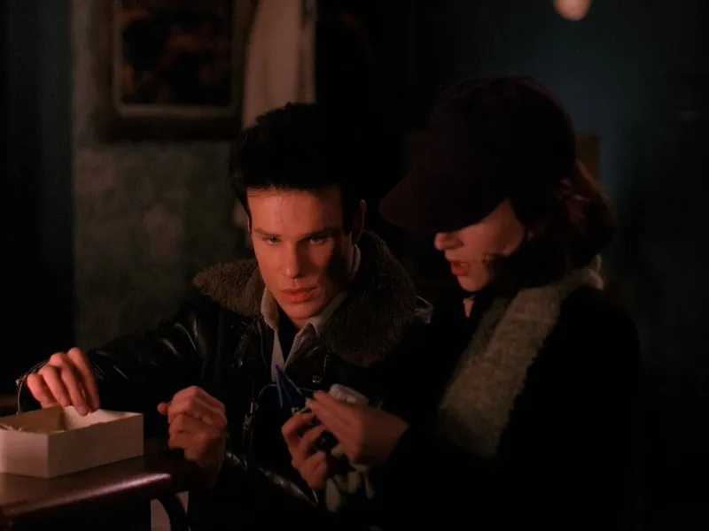 James Hurley and Donna Hayward romantic scene from Twin Peaks Season 1