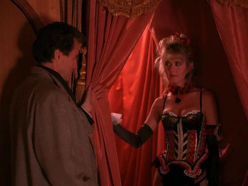 A scene from Twin Peaks showing the mysterious atmosphere of the early episodes