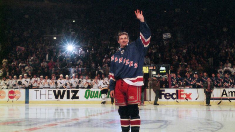 Wayne Gretzky acknowledges the crowd during his emotional farewell at Madison Square Garden in 1999