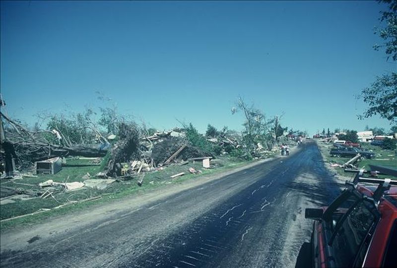 Massive multi-vortex F5 tornado funnel May 31 1985