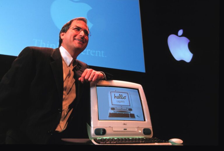 Steve Jobs unveils Bondi Blue iMac in 1998