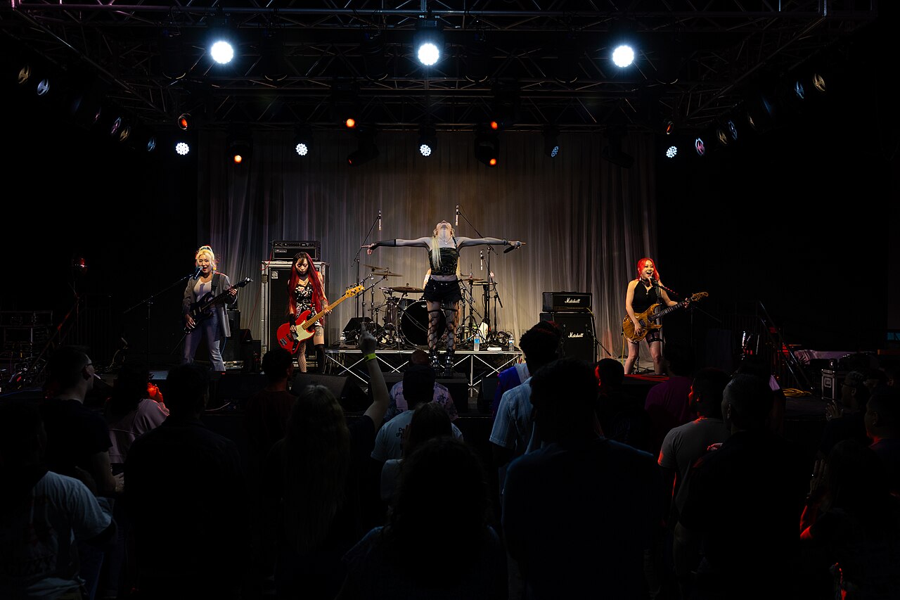 grunge band concert