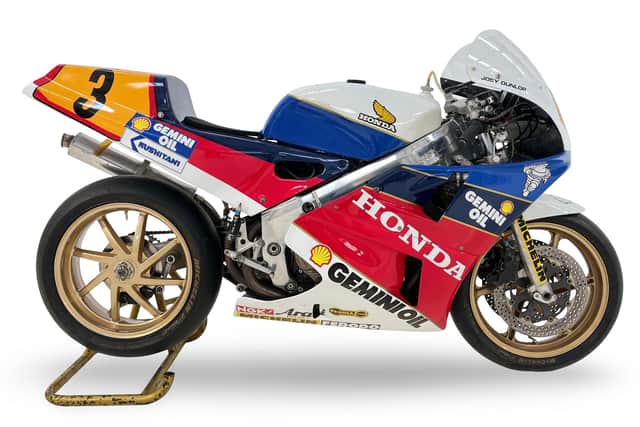 Joey Dunlop's 1988 Isle of Man TT-winning Honda RC30 was sold at auction for £132,250.