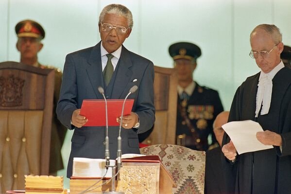 Nelson Mandela reading the presidential oath of office on 10 May 1994