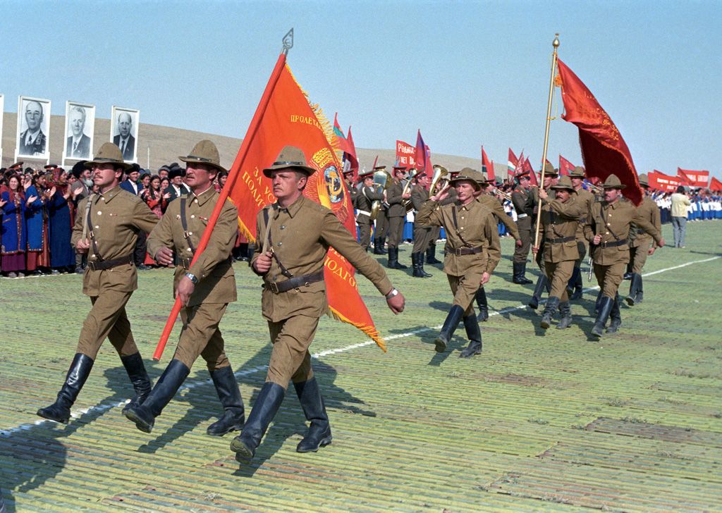 Soviet troops withdrawing from Afghanistan in 1988