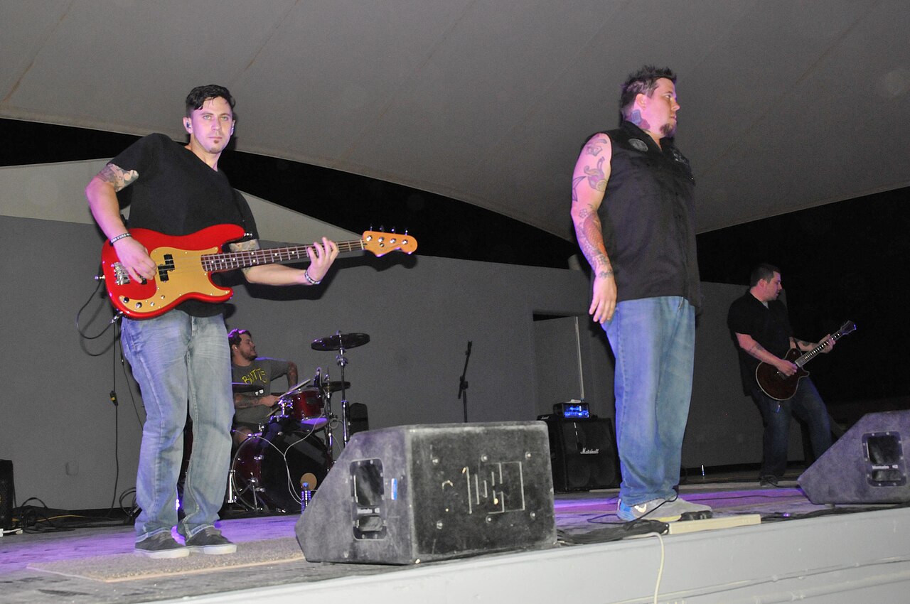 grunge band performance