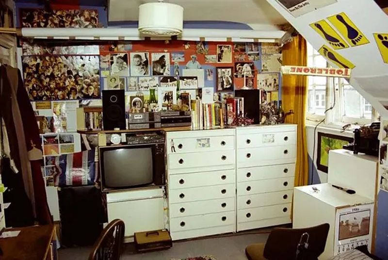 80s bedroom TV and magazines from the corded phone era