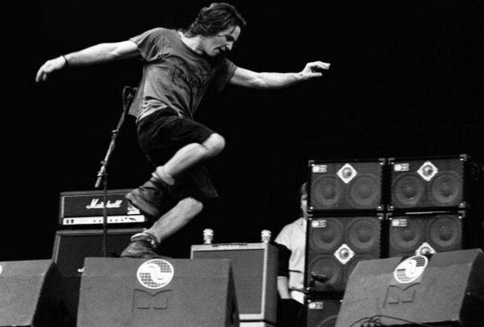r/grunge - Eddie Vedder, 1992. Photo by Paul Bergen.