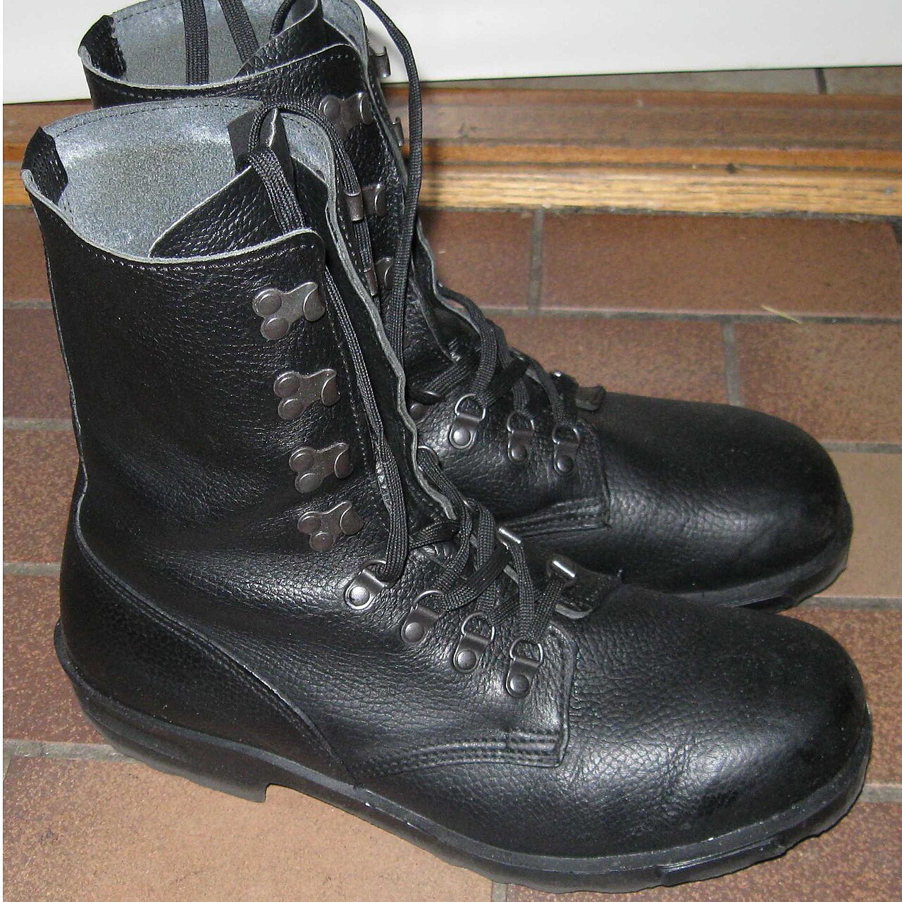 combat boots black
