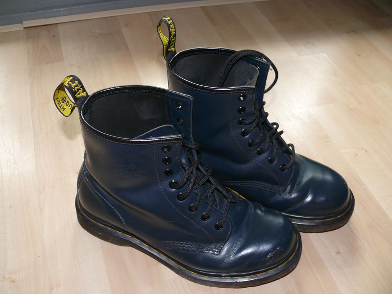 Navy Dr Martens 1460 boots — grunge-era footwear staple