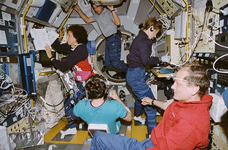 STS-71 astronauts conduct medical experiments in the Spacelab module aboard Atlantis