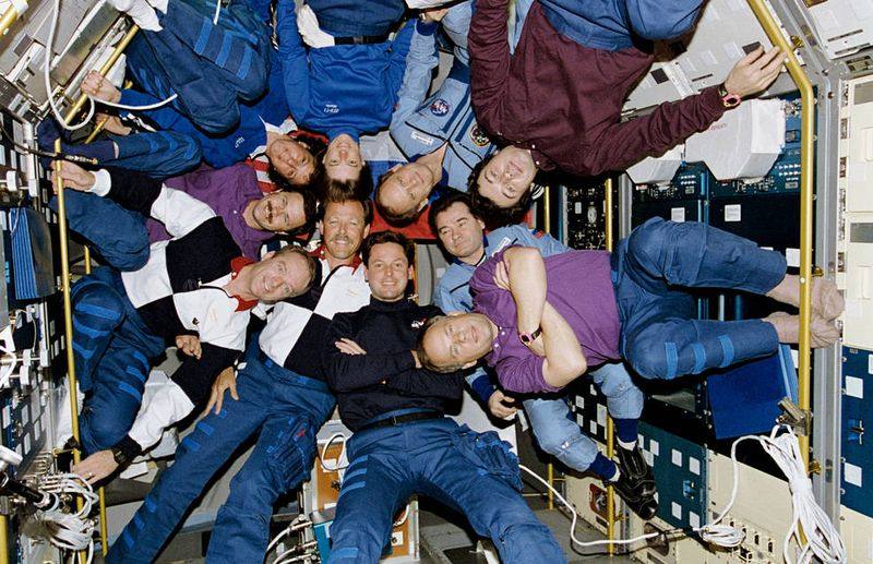 STS-71 Atlantis and Mir crews pose together inside the Spacelab module June 1995