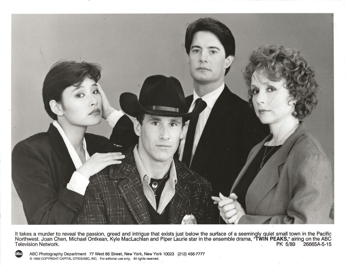 Twin Peaks ABC publicity photo featuring Joan Chen, Michael Ontkean, Kyle MacLachlan and Piper Laurie before the 1990 premiere