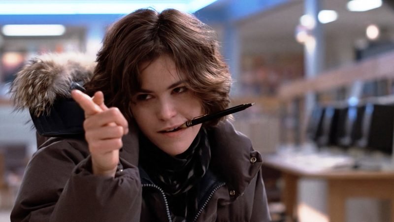 Ally Sheedy as Allison Reynolds with pen in mouth pointing in Breakfast Club library
