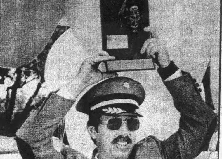 Larry Walters holding his Bonehead of the Year award for the 1982 lawn chair flight