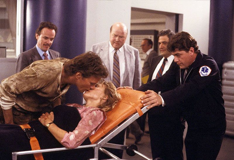 MacGyver TV show cast scene from the 1985 pilot episode