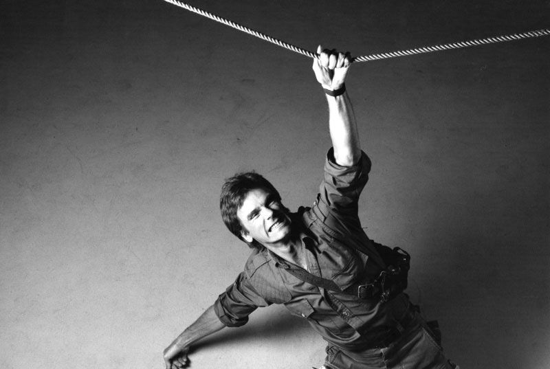 Richard Dean Anderson performing his own MacGyver stunt on a cable