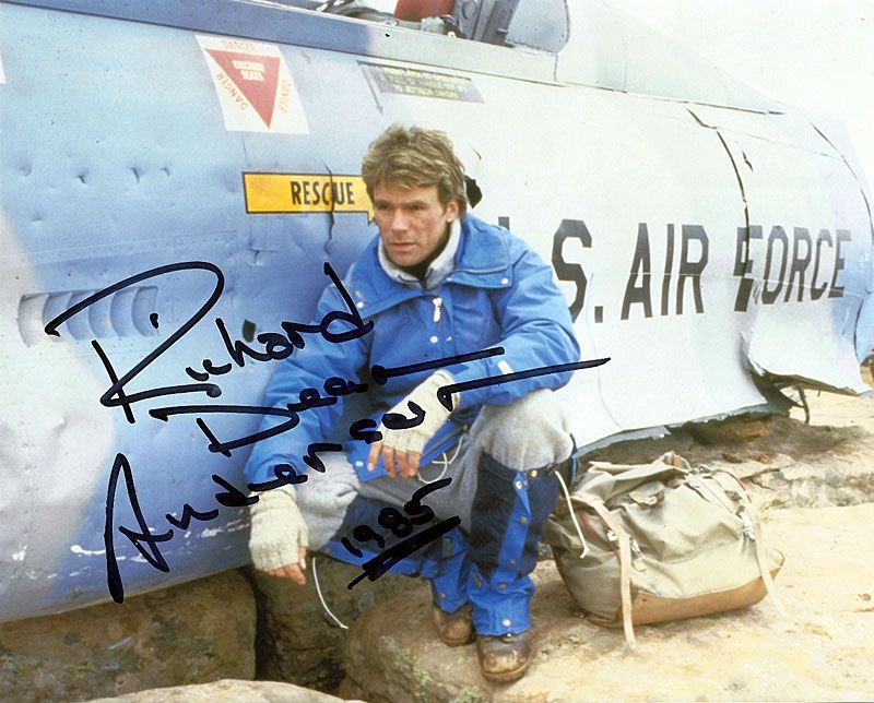 MacGyver beside a U.S. Air Force jet in the 1985 pilot episode
