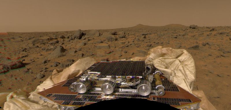Sojourner rover on deflated airbags with the Twin Peaks on the Martian horizon after the Mars Pathfinder landing