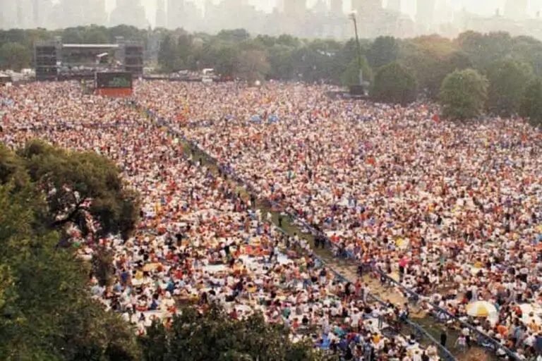 Massive crowd at Garth Brooks Central Park concert 1997