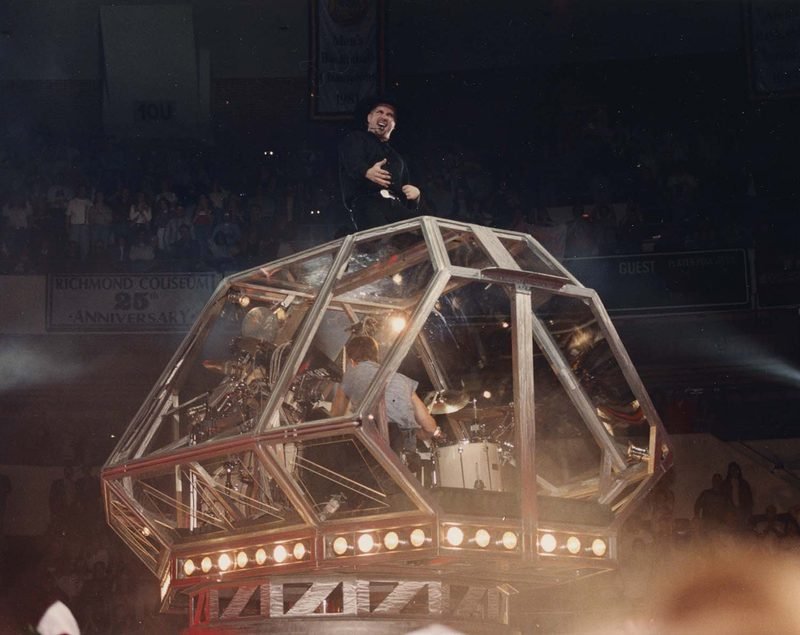 Garth Brooks world tour 1997 live performance on stage