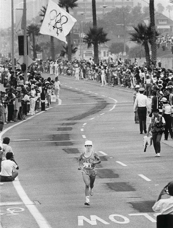 Joan Benoit running alone in 1984 Olympic marathon