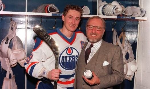 Wayne Gretzky and Peter Pocklington in the Edmonton Oilers locker room, 1988