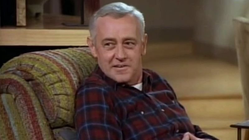 Martin Crane sitting in his plaid La-Z-Boy recliner in Frasier NBC apartment