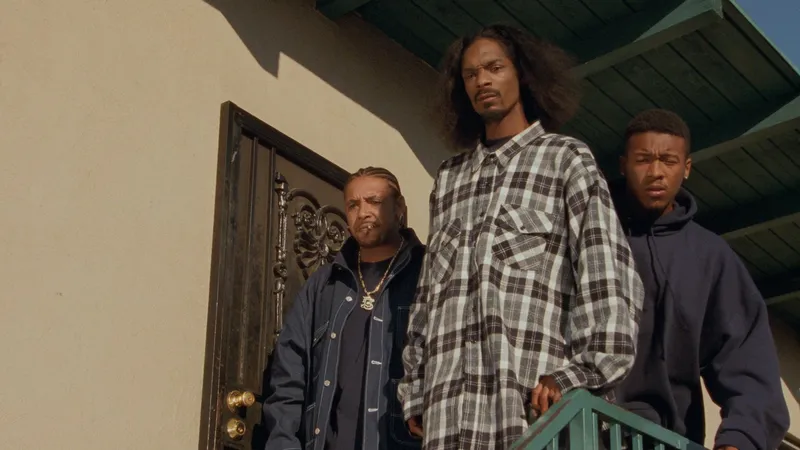 Snoop Dogg as Rodney with his crew on a porch in Baby Boy 2001 movie