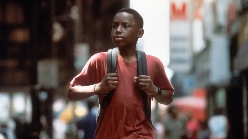 Sean Nelson as Michael walking alone through a Brooklyn street in Fresh 1994