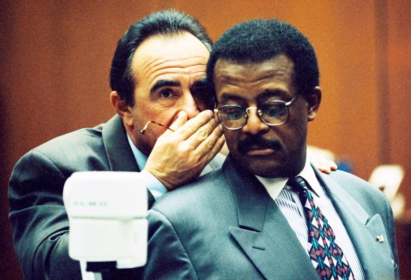 Defense attorneys Robert Shapiro and Johnnie Cochran confer during the O.J. Simpson trial
