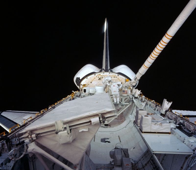Kathryn Sullivan and David Leestma working in Challenger's cargo bay during the October 11 1984 spacewalk