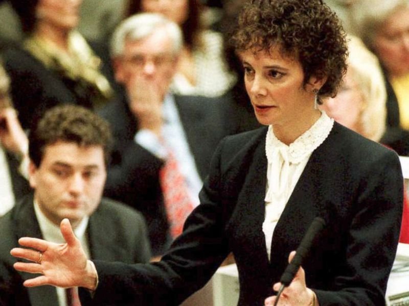 Lead prosecutor Marcia Clark argues before the jury in the O.J. Simpson murder trial