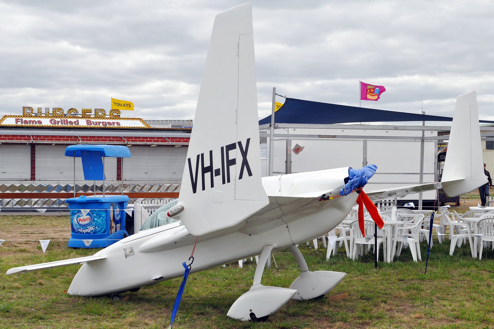 Rutan Long-EZ aircraft showing its compact cockpit layout, where the hard-to-reach fuel selector valve contributed to the crash
