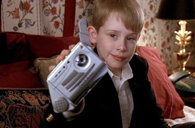 Kevin McCallister holding the Talkboy in Home Alone 2